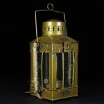 Antica lanterna a olio in ottone con vetri e manico, perfetta come decorazione scientifica vintage o oggetto da collezione.