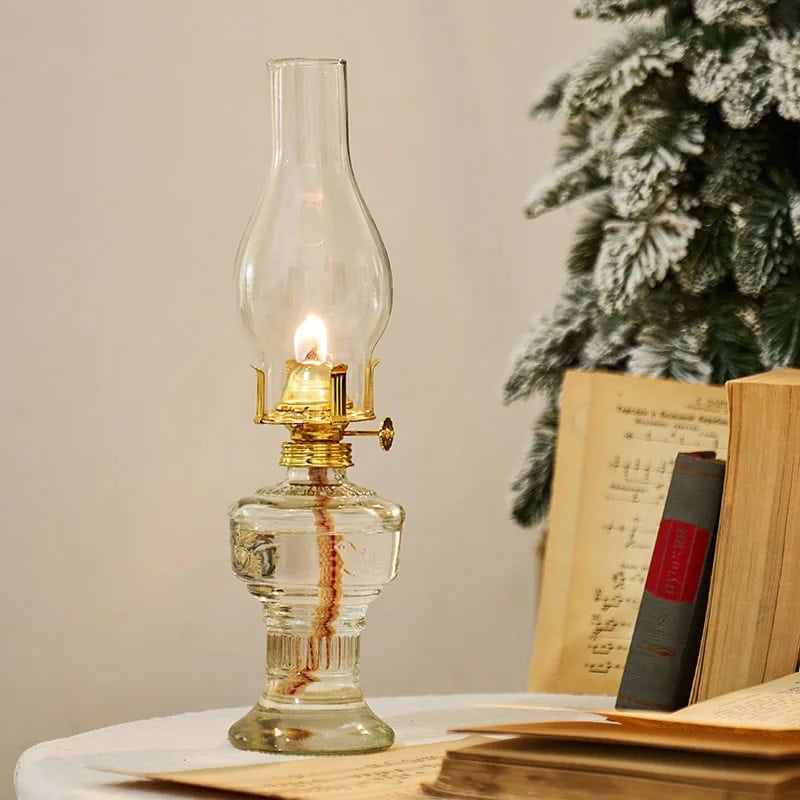 Piantana a olio vintage in vetro e ottone, decorazione scientifica elegante. Piantana a olio in vetro e ottone, perfetta come decorazione scientifica o oggetto vintage per ambienti studi e librerie.