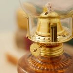 Fiaccola a olio decorativa vintage con dettagli dorati e vetro trasparente, perfetta come oggetto decorativo scientifico o da collezione.