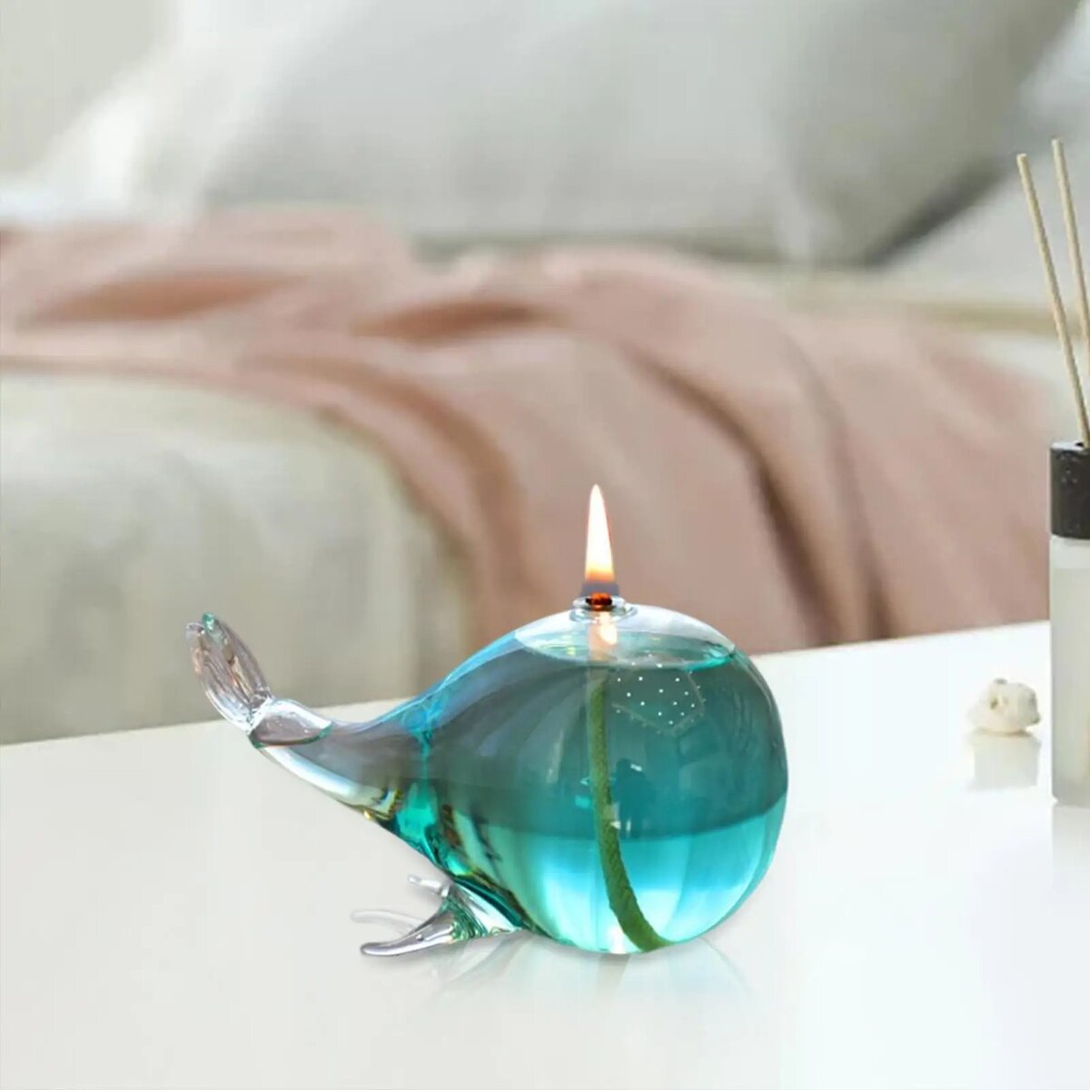 Palla di vetro con candela accesa e decorazioni marine Palla di vetro decorativa con candela accesa, elementi marini e dettagli di vetro trasparente, ideale come oggetto decorativo scientifico o da collezione.