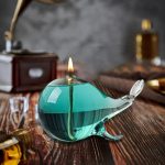 Decorazione in vetro a forma di lumaca con candela accesa, perfetta come oggetto decorativo scientifico.