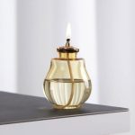 Vaso portacandela scientifico in vetro e ottone, decorazione elegante e originale per ambienti di studio o casa.