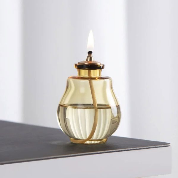 Vaso portacandela scientifico in vetro e ottone, decorazione elegante e originale per ambienti di studio o casa.