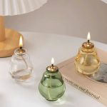 Vasi decorativi luminosi con liquido colorato e fiamme accese, ideali come decorazioni scientifiche e ambientazioni accattivanti.