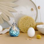 Decorazioni scientifiche con oggetti come spugne, uova e lampada a forma di fiore, ideali per ambienti educativi e di design.