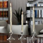 Candela decorativa in vetro con fiamma accesa, perfetta come oggetto scientifico o decorativo.
