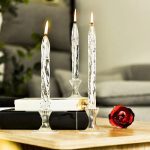 Candele di vetro con fiamme accese su un tavolo, decorazioni scientifiche eleganti e moderne.