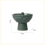 Piantana decorativa in stile scientifico, realizzata in ceramica verde con dettagli ispirati a elementi naturali, perfetta come decorazione da tavolo o da parete.