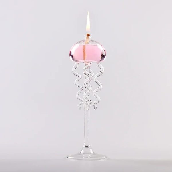 Candela accesa in una beuta di vetro decorata con spirali di vetro, perfetta come oggetto decorativo scientifico.