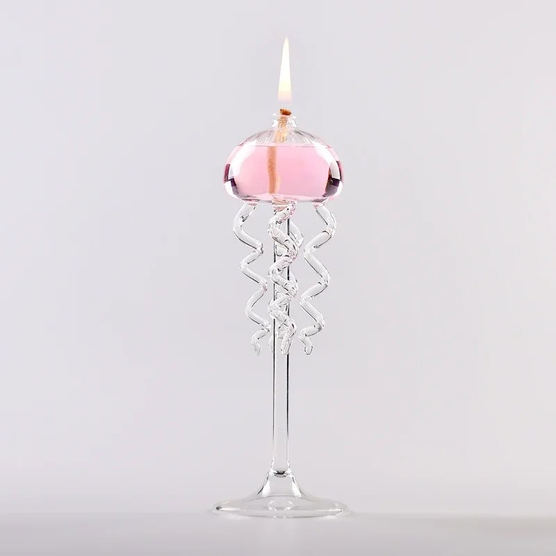 Fiammella di candela in beuta di vetro con decorazione scientifica Candela accesa in una beuta di vetro decorata con spirali di vetro, perfetta come oggetto decorativo scientifico.