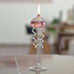 Lampada decorativa a forma di medusa con fiamma accesa, perfetta come oggetto decorativo scientifico.