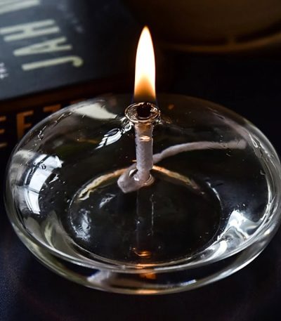 Candela decorativa con fiammella in vetro, perfetta come oggetto scientifico o decorativo per ambienti studiati e moderni.