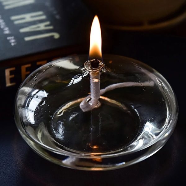 Candela decorativa con fiammella in vetro, perfetta come oggetto scientifico o decorativo per ambienti studiati e moderni.