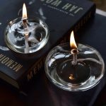 Votivi di cera con fiamma accesa, decorazioni scientifiche eleganti e originali, perfetti per ambienti studiati e decorazioni a tema scientifico.