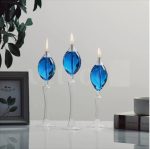 Vasi decorativi con fiamme LED blu, perfetti come oggetti scientifici e decorazioni moderne per ambienti eleganti e innovativi.