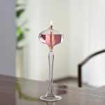 Vaso di cristallo con candela accesa, decorazione scientifica elegante e luminosa.