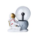 Decorazione scientifica con astronauta e lampada a forma di luna, perfetta come oggetto decorativo per appassionati di spazio e scienza. Design originale e dettagli realistici.