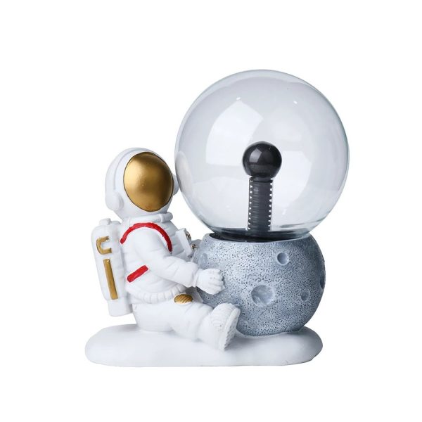 Decorazione scientifica con astronauta e lampada a forma di luna, perfetta come oggetto decorativo per appassionati di spazio e scienza. Design originale e dettagli realistici.