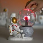 Modello di sfera di plasma con base lunare, rappresentazione di energia elettrica e fenomeni scientifici, decorazione educativa e innovativa per appassionati di scienza.