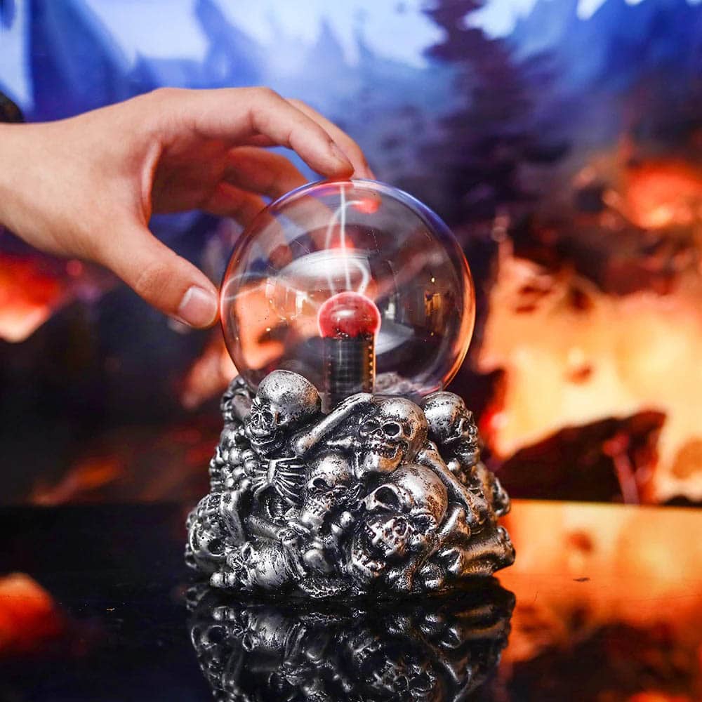Mistero scientifico con teschi e alambicco in vetro Oggetto decorativo con teschi metallici e alambicco in vetro, perfetto per decorazioni scientifiche e temi dark, ideale per appassionati di scienza e mistero.