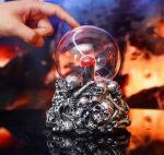Scultura di teschi in metallo con sfera di cristallo trasparente, simbolo di mistero e scienza, perfetta come decorazione scientifica o oggetto da collezione.