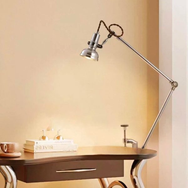 Lampada da scrivania con design scientifico vintage in metallo, perfetta come decorazione originale e funzionale per ambienti di studio o ufficio.