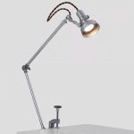 Piantana da tavolo con lampada industriale vintage in metallo, perfetta come decorazione scientifica o oggetto da collezione. Design retrò e funzionale, ideale per ambienti di studio o ufficio.