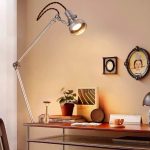 Lampada da scrivania industriale con luce calda, ideale per studi e ambienti di lavoro, con design moderno e funzionale. Perfetta per illuminare aree di studio o lavoro con stile e praticità.