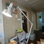 Lampada da scrivania industriale vintage, decorazione scientifica e oggetto di design per ambienti moderni, studi di ispirazione scientifica o tecnologica, perfetta come elemento decorativo e funziona.