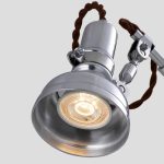 Faretto da soffitto in stile industriale con struttura in metallo e cavo di tessuto, perfetto come decorazione scientifica o elemento di design per ambienti moderni.