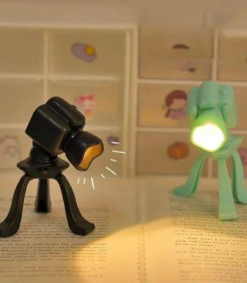 Lampada scientifica in miniatura con luce LED verde e corpo nero, perfetta come decorazione educativa o regalo a tema scienza.