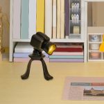 Luce da tavolo scientifica con supporto nero, ideale per studi e decorazioni a tema scientifico, con luce calda e design compatto.