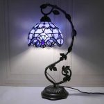 Lampada Tiffany con paralume in vetro colorato, stile vintage.