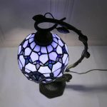 Lampada Tiffany con vetro colorato, decorazione scientifica e stile vintage.