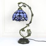 Lampada Tiffany con design floreale in vetro blu e base in metallo anticato.