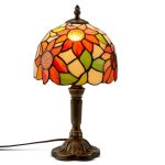Lampada Tiffany con design floreale in vetro colorato, perfetta come decorazione scientifica e oggetto di stile.