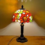 Lampada Tiffany con motivo floreale in vetro colorato, decorativa e artistica.