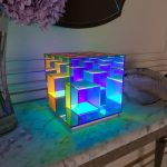 Cubo luminoso decorativo con moduli traslucidi colorati, ideale come oggetto scientifico e decorativo. Perfetto per ambienti moderni e studi scientifici, con effetti di luce vivaci e accattivanti.