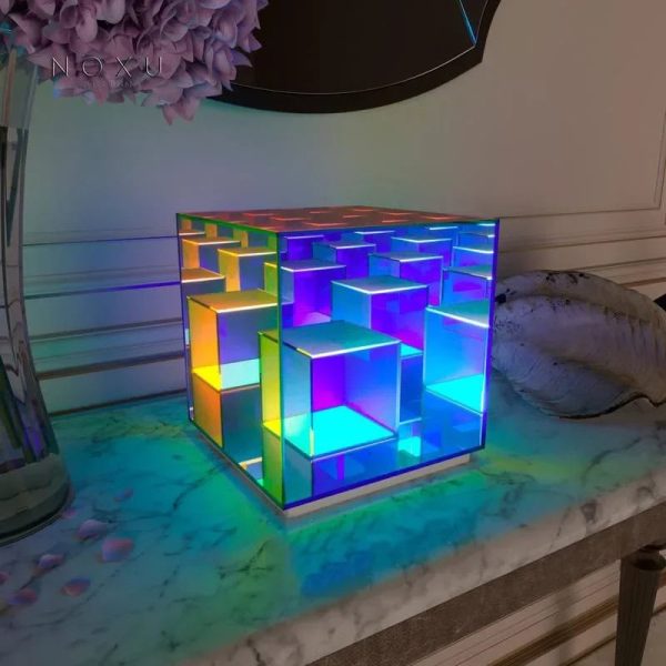 Cubo luminoso decorativo con moduli traslucidi colorati, ideale come oggetto scientifico e decorativo. Perfetto per ambienti moderni e studi scientifici, con effetti di luce vivaci e accattivanti.
