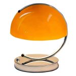 Lampada da tavolo vintage con paralume arancione e design elegante.