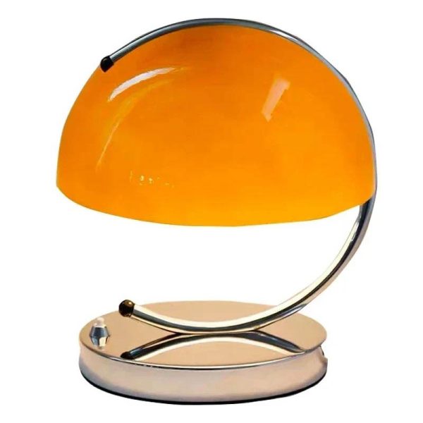 Lampada da tavolo vintage con paralume arancione e design elegante.