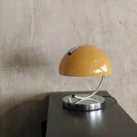 Lampada da tavolo vintage con paralume giallo e base metallica, ideale come decorazione scientifica o elemento di arredo originale.