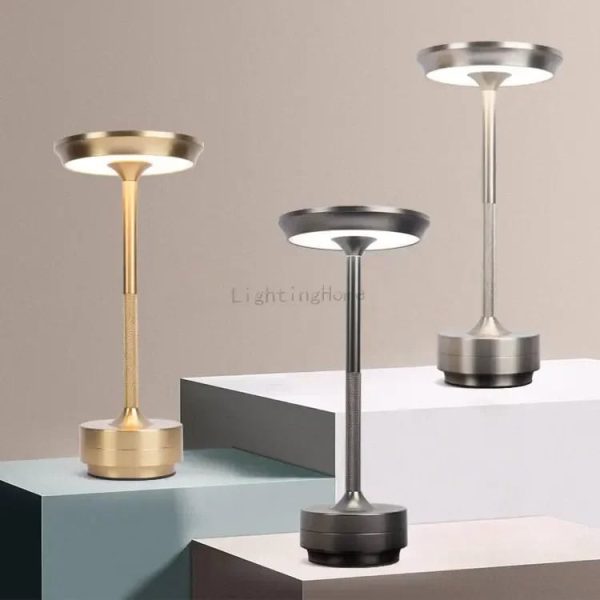 L'ALT tag mostra una lampada da tavolo con design scientifico, disponibile in tre varianti di colore: oro, nero e argento, perfetta per ambienti di studio o decorazioni tematiche.