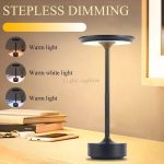 Lampada da tavolo con luce calda, bianca calda e fredda, ideale per ambienti moderni e studi.