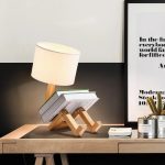 Lampada da tavolo con base in legno e paralume bianco, perfetta come decorazione scientifica moderna per ambienti domestici o uffici.