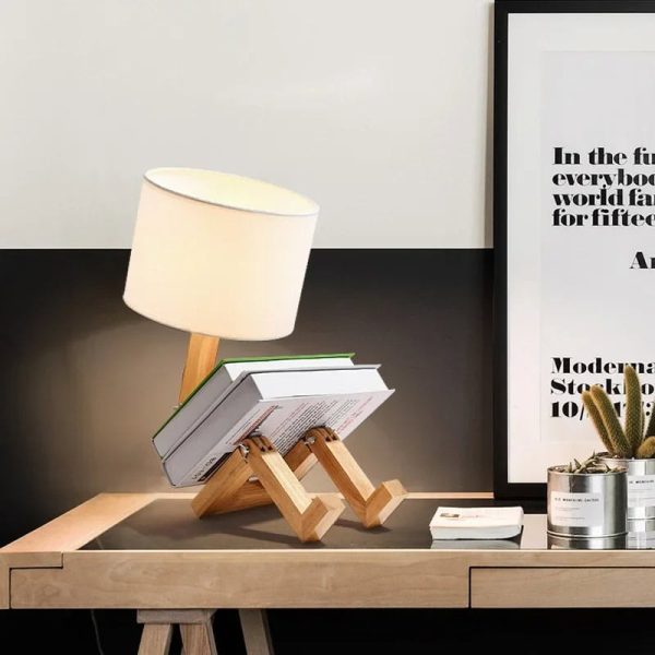 Lampada da tavolo con base in legno e paralume bianco, perfetta come decorazione scientifica moderna per ambienti domestici o uffici.