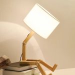 Lampada decorativa con design ispirato alla scienza e alla tecnologia, perfetta per ambienti moderni e studi.