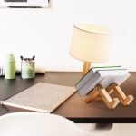 Oggetto decorativo scientifico da scrivania con lampada, libri e accessori in stile moderno e minimalista. Perfetto per appassionati di scienza e design.