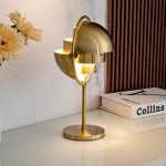 Lampada da tavolo moderna con finitura dorata e design elegante, ideale per ambienti di stile contemporaneo e decorazioni scientifiche sofisticate.