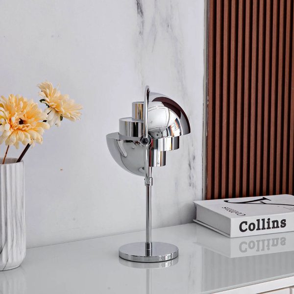 Lampada decorativa moderna in stile futuristico con finitura cromata, ideale per arredare ambienti contemporanei e aggiungere un tocco di design innovativo.